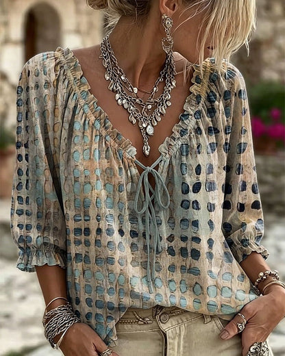Losse damesblouse met stippen, V-hals met ruche en strikkoord - beige met blauw