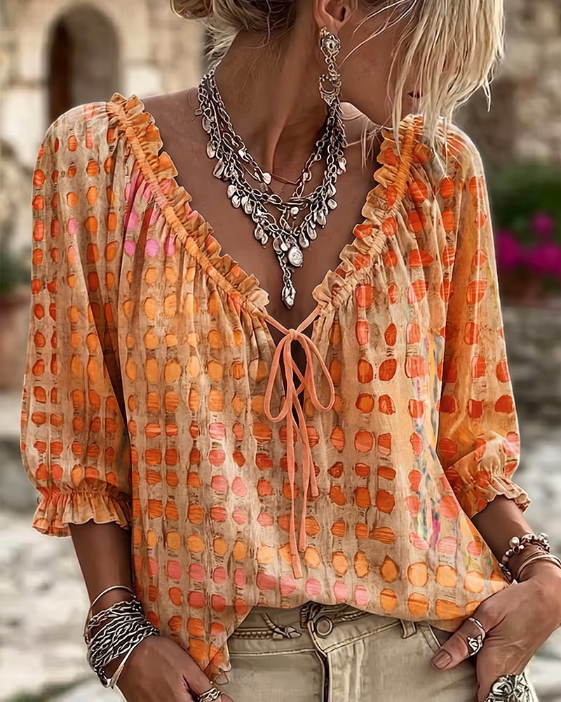 Losse damesblouse met stippen, V-hals met ruche en strikkoord - oranje