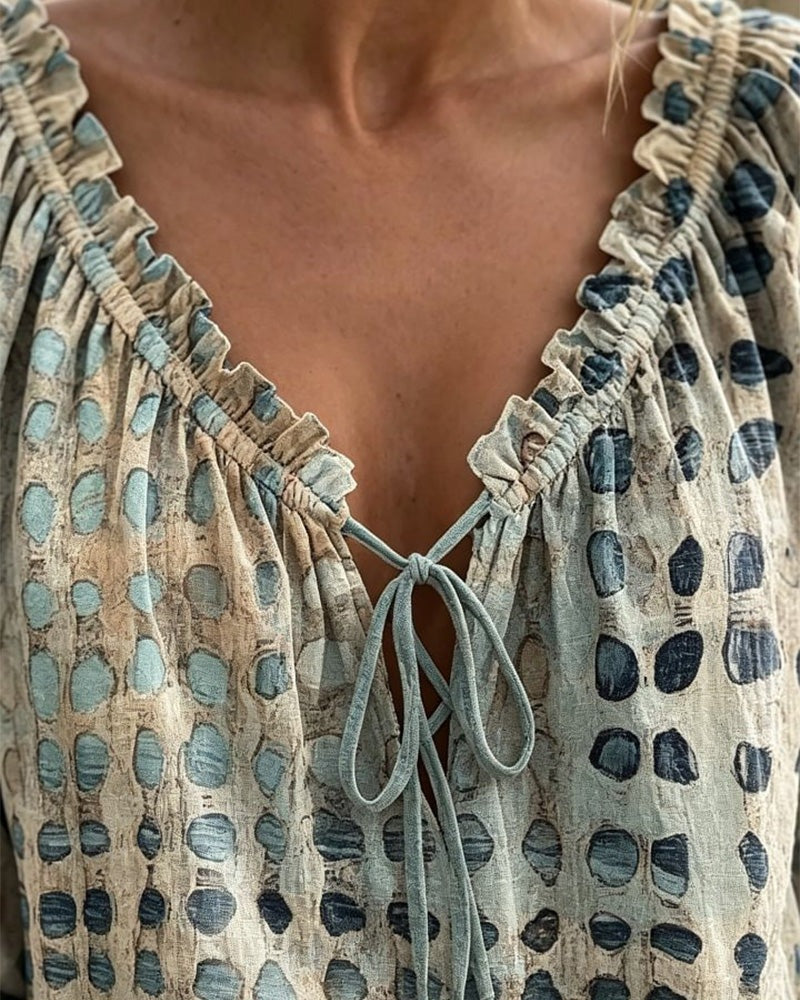 Losse damesblouse met stippen, V-hals met ruche en strikkoord - beeld 2