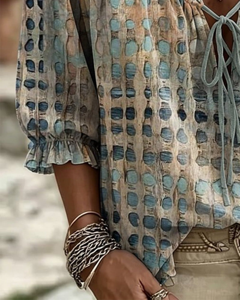 Losse damesblouse met stippen, V-hals met ruche en strikkoord - beeld 3