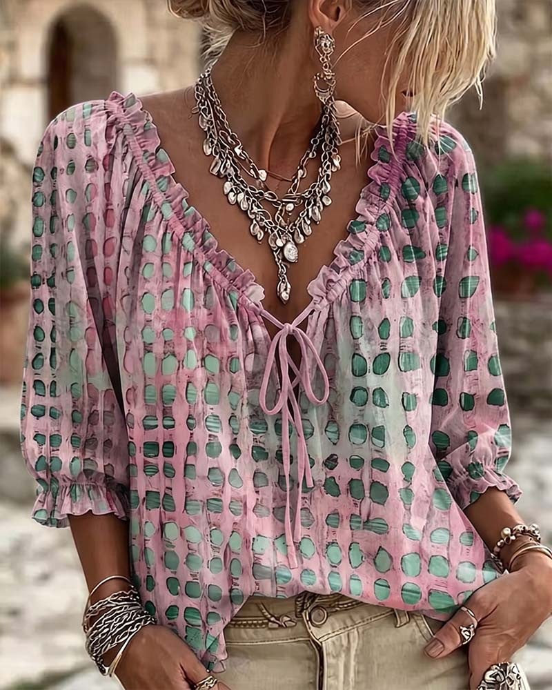 Losse damesblouse met stippen, V-hals met ruche en strikkoord - roze met groen