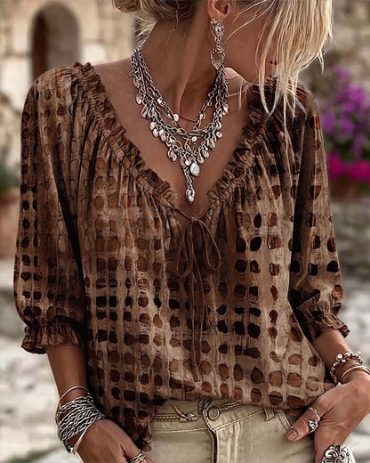 Losse damesblouse met stippen, V-hals met ruche en strikkoord - bruin