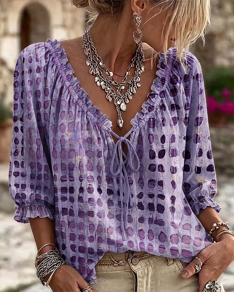 Losse damesblouse met stippen, V-hals met ruche en strikkoord - paars