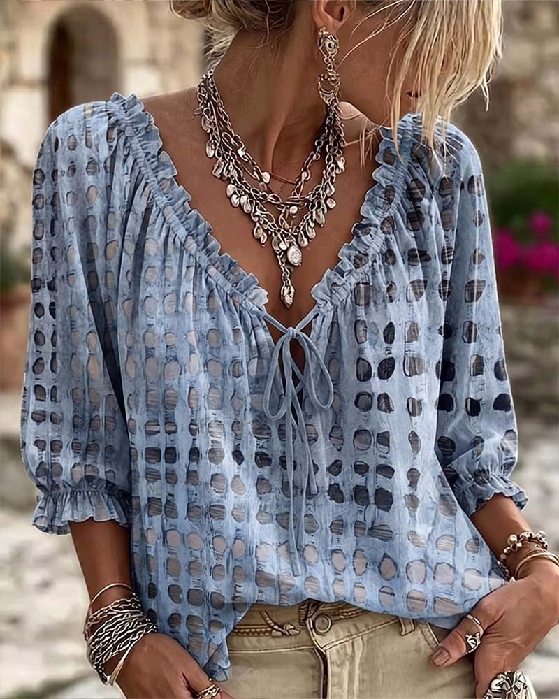 Losse damesblouse met stippen, V-hals met ruche en strikkoord - lichtblauw