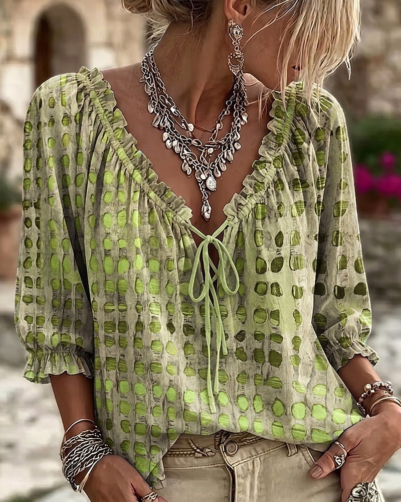 Losse damesblouse met stippen, V-hals met ruche en strikkoord - limoengroen