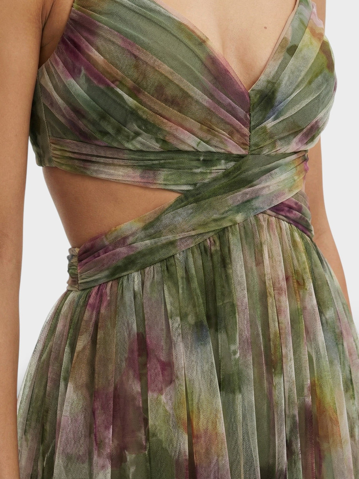 Detail van de uitsnijding in de taille en de geplooide tule van de groene maxi galajurk