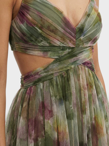 Detail van de uitsnijding in de taille en de geplooide tule van de groene maxi galajurk