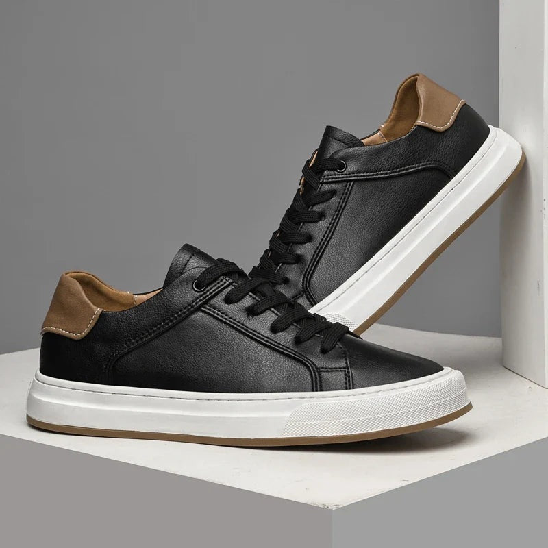 Minimalistische herensneakers in gladde leerlook met hieltab in camel en witte zool - zwart