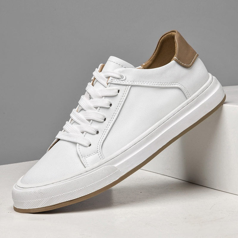Minimalistische herensneakers in gladde leerlook met hieltab in camel en witte zool - wit