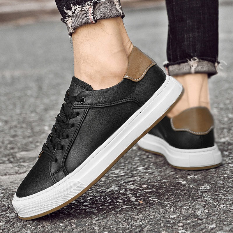 Minimalistische herensneakers in gladde leerlook met hieltab in camel en witte zool - beeld 3