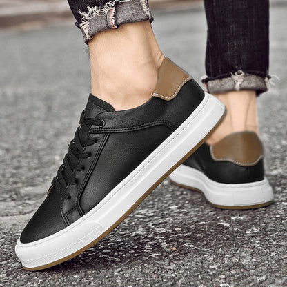 Minimalistische herensneakers in gladde leerlook met hieltab in camel en witte zool - beeld 3