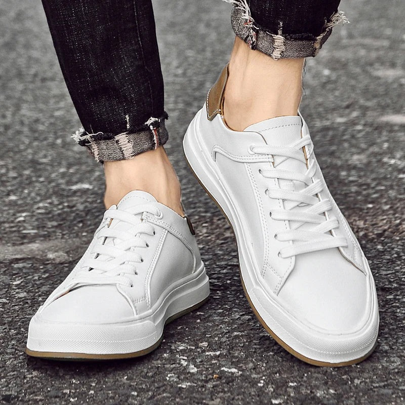 Minimalistische herensneakers in gladde leerlook met hieltab in camel en witte zool - beeld 4