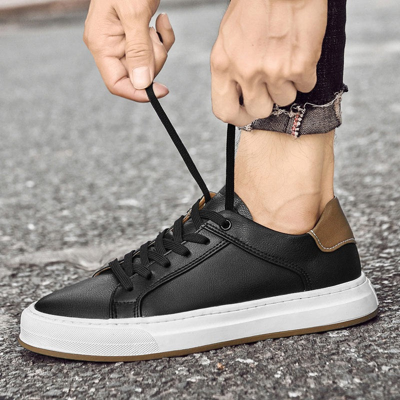Minimalistische herensneakers in gladde leerlook met hieltab in camel en witte zool - beeld 5