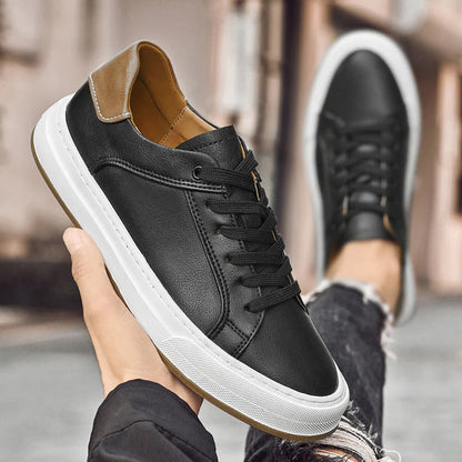 Minimalistische herensneakers in gladde leerlook met hieltab in camel en witte zool - beeld 6