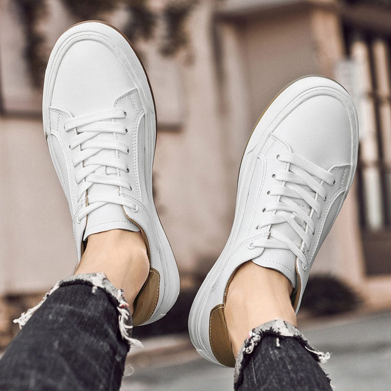 Minimalistische herensneakers in gladde leerlook met hieltab in camel en witte zool - beeld 8
