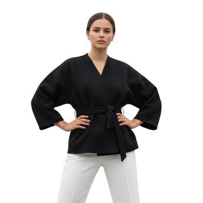 Kraagloos damesjack in vervilte stof met wijde mouwen en ceintuur - zwart