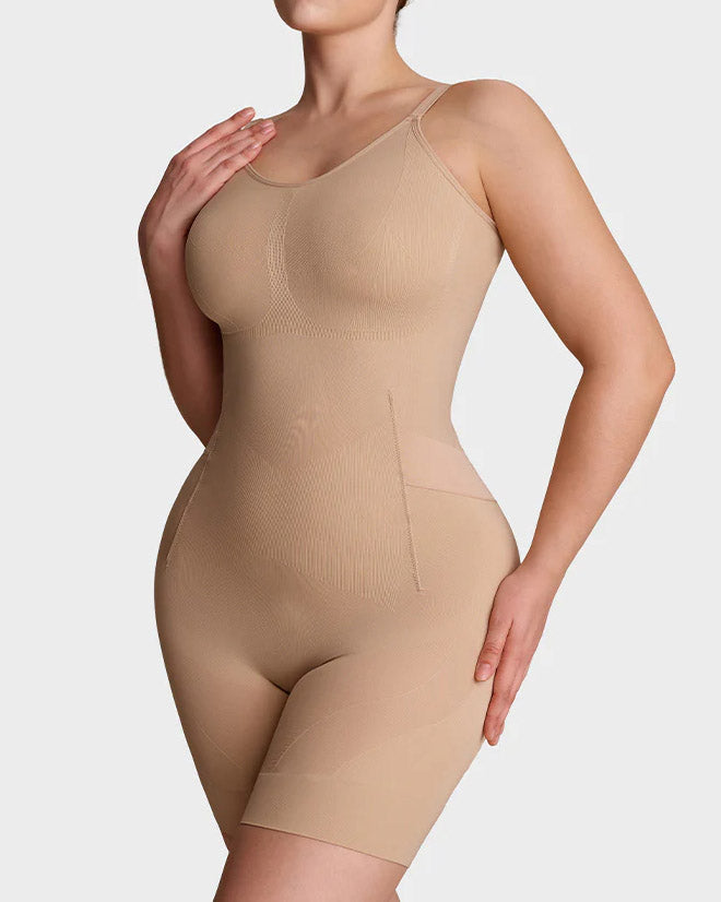 Naadloze shapewear body met dunne verstelbare bandjes en pijpen tot halverwege de dij - huidskleur