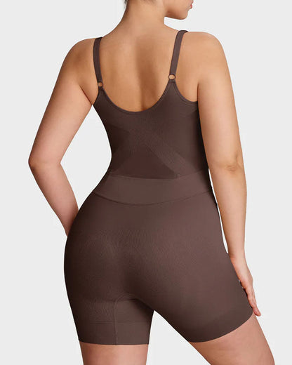 Naadloze shapewear body met dunne verstelbare bandjes en pijpen tot halverwege de dij
