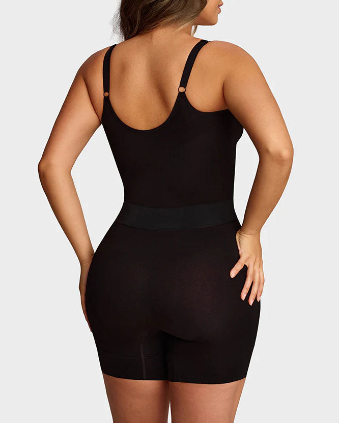 Naadloze shapewear body met dunne verstelbare bandjes en pijpen tot halverwege de dij