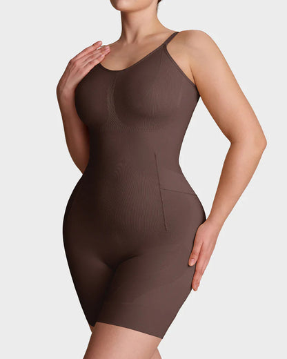 Naadloze shapewear body met dunne verstelbare bandjes en pijpen tot halverwege de dij - mokka