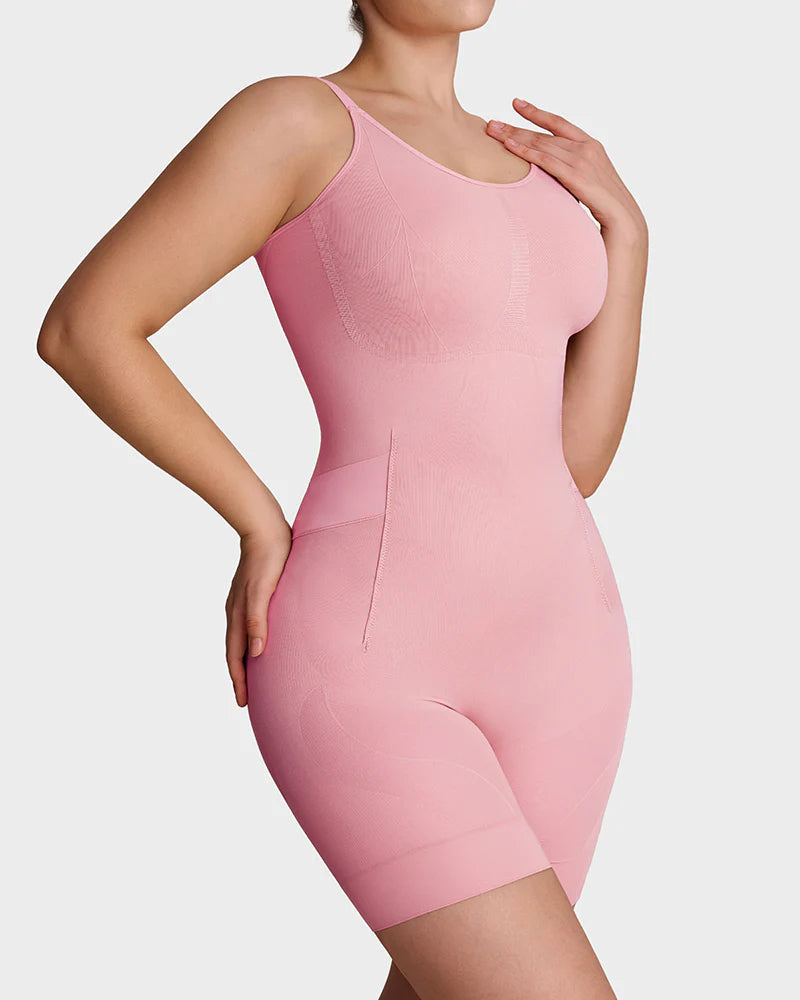 Naadloze shapewear body met dunne verstelbare bandjes en pijpen tot halverwege de dij - roze