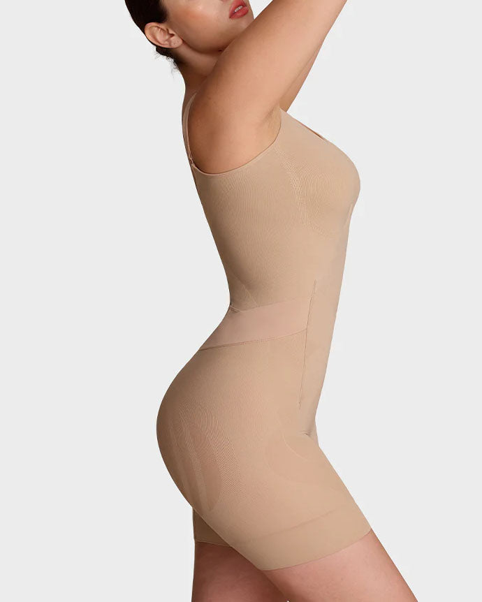 Naadloze shapewear body met dunne verstelbare bandjes en pijpen tot halverwege de dij