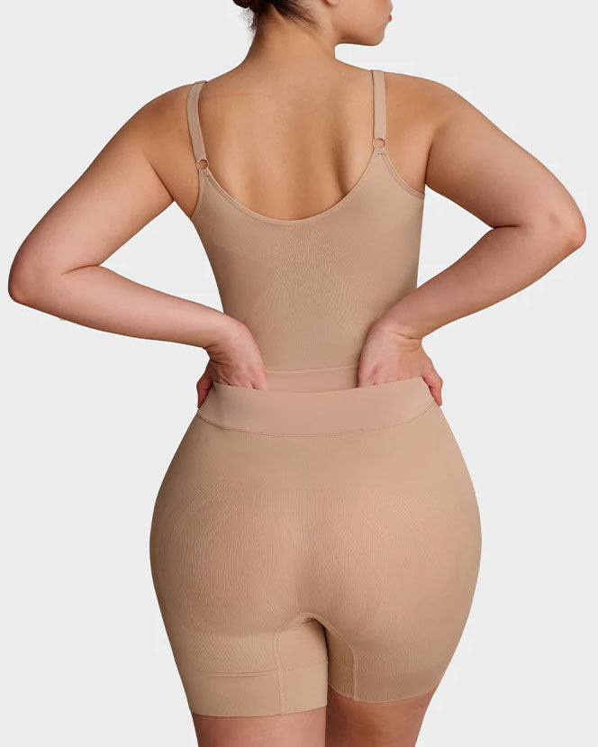 Naadloze shapewear body met dunne verstelbare bandjes en pijpen tot halverwege de dij