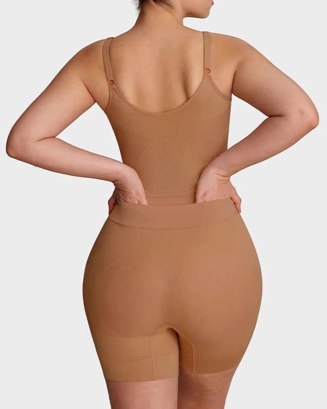 Naadloze shapewear body met dunne verstelbare bandjes en pijpen tot halverwege de dij