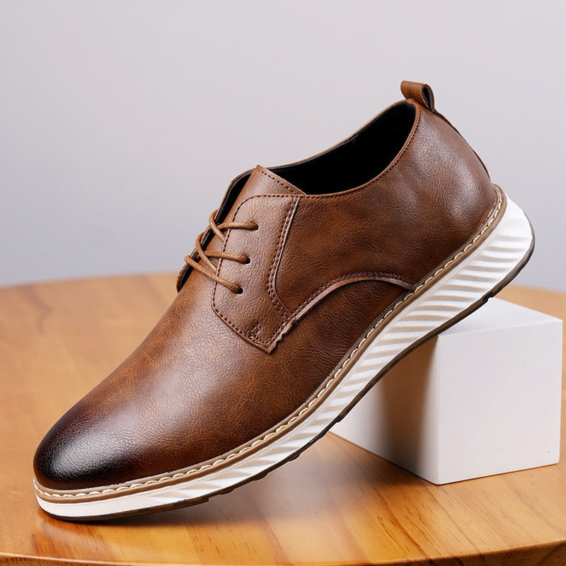 Nette herenschoenen in leerlook met open vetersluiting op een lichte witte sneakerzool - cognac