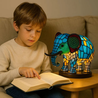 Olifantenlamp in glas-in-loodlook: blauwe olifant met slagtanden, mandala-oor en gele en oranje poten