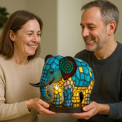 Olifantenlamp in glas-in-loodlook: blauwe olifant met slagtanden, mandala-oor en gele en oranje poten
