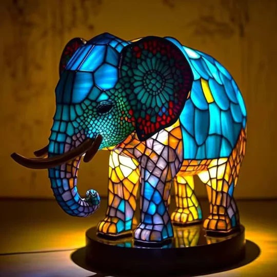 Olifantenlamp in glas-in-loodlook: blauwe olifant met slagtanden, mandala-oor en gele en oranje poten