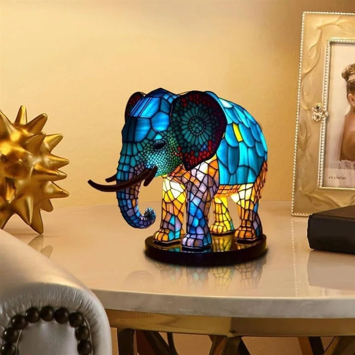 Olifantenlamp in glas-in-loodlook: blauwe olifant met slagtanden, mandala-oor en gele en oranje poten