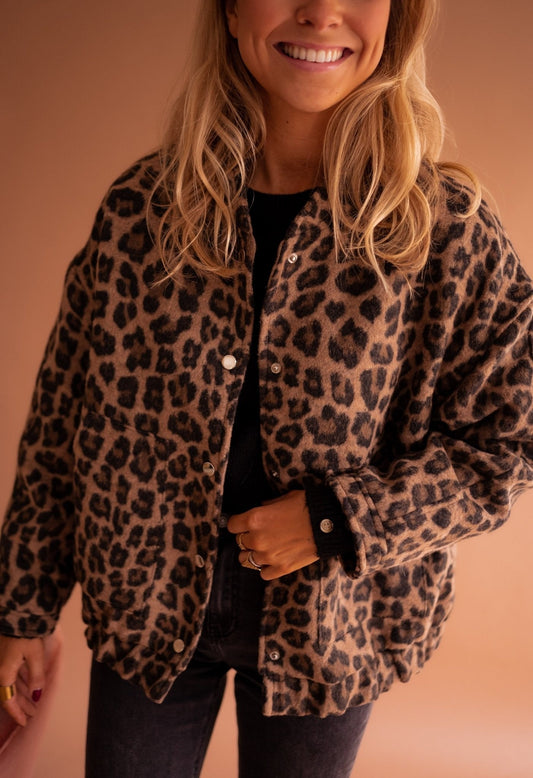 Oversized damesjack met luipaardprint en drukknopen