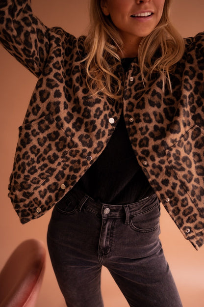 Oversized damesjack met luipaardprint en drukknopen