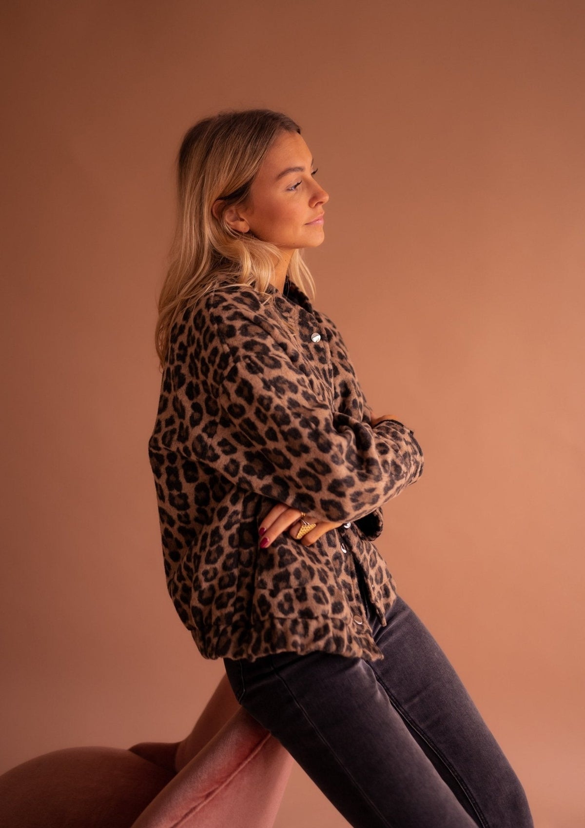 Oversized damesjack met luipaardprint en drukknopen