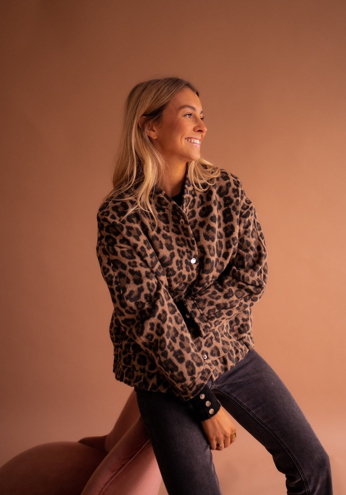 Oversized damesjack met luipaardprint en drukknopen