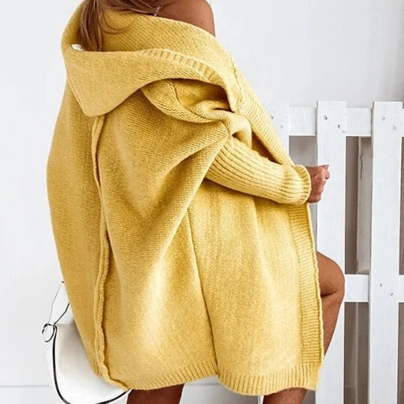 Oversized gebreid damesvest met capuchon en vleermuismouwen