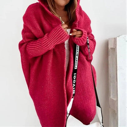 Oversized gebreid damesvest met capuchon en vleermuismouwen - framboos