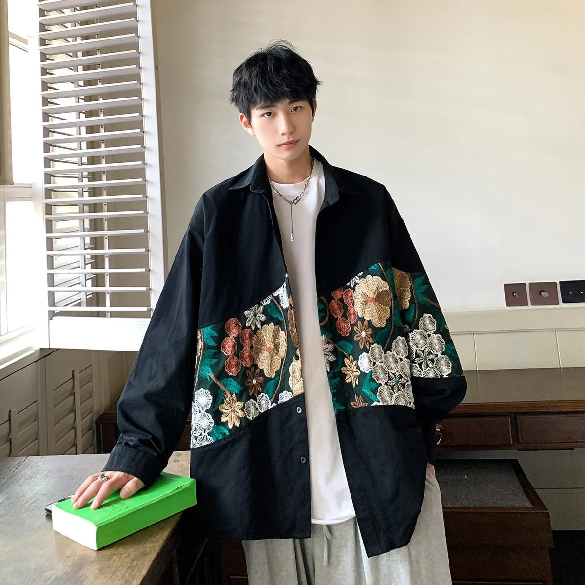 Oversized overshirt voor heren met een geborduurde bloemenband en knoopsluiting - beeld 3