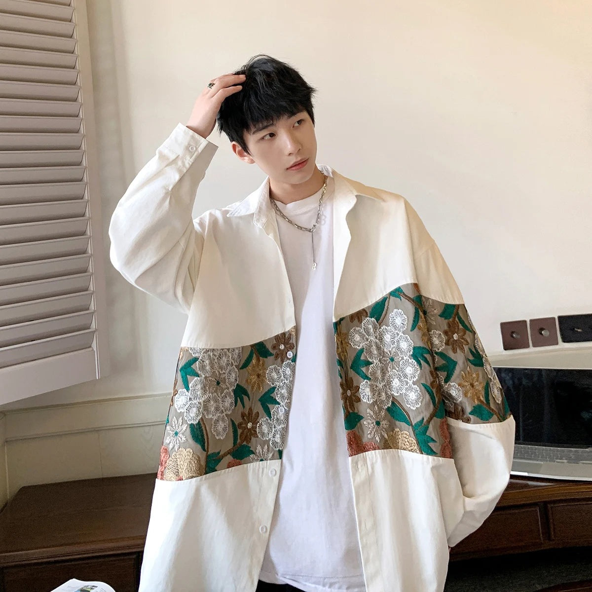 Oversized overshirt voor heren met een geborduurde bloemenband en knoopsluiting - wit