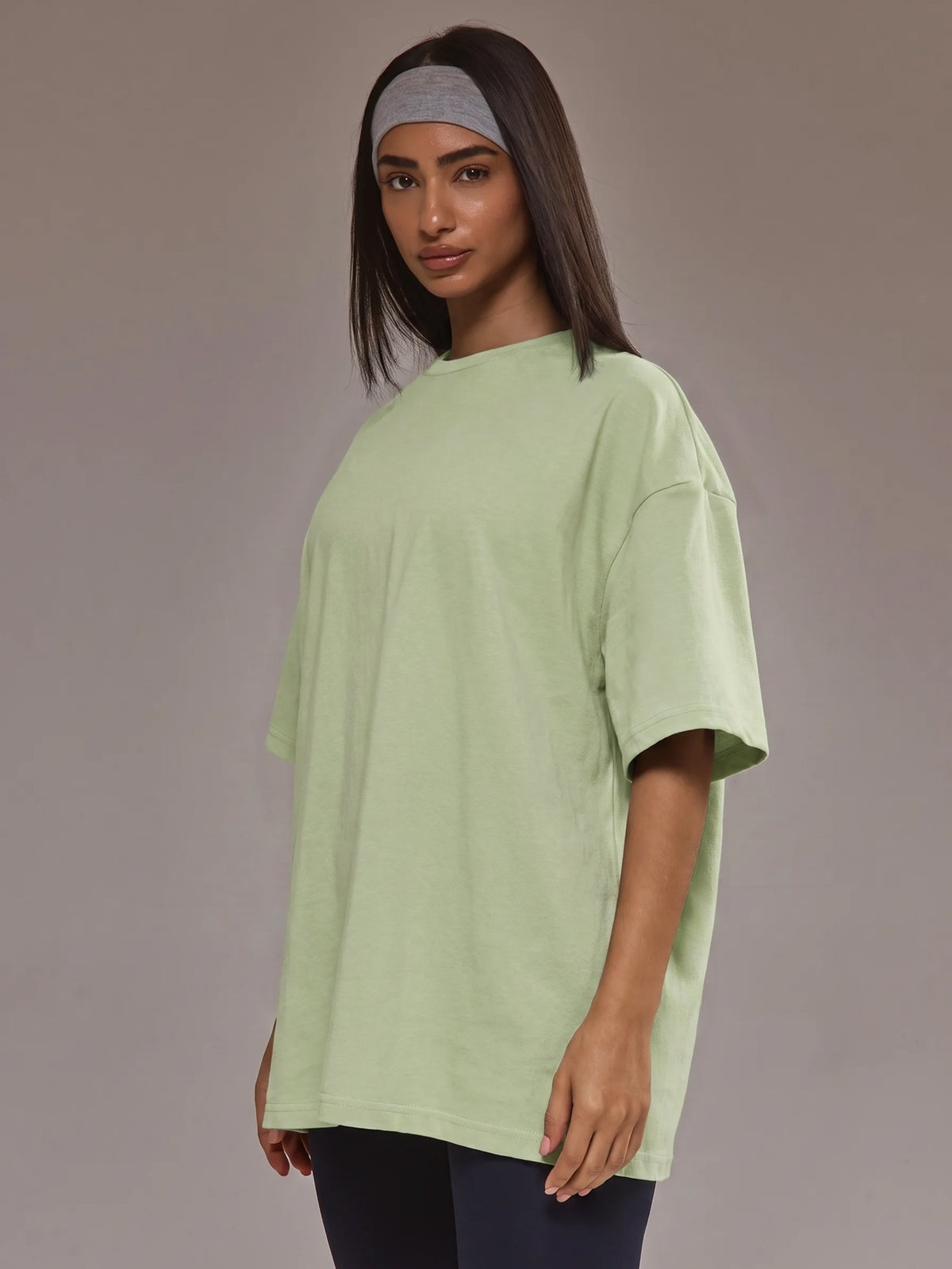 Oversized T-shirt voor dames van zachte stretchstof met ronde hals - saliegroen