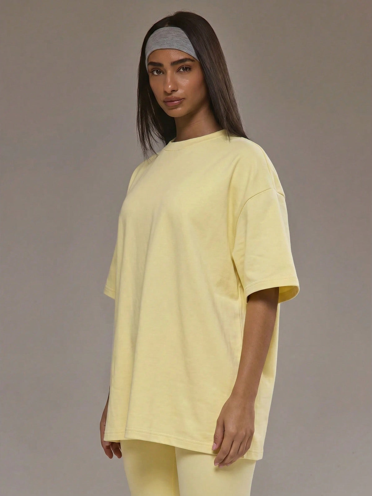 Oversized T-shirt voor dames van zachte stretchstof met ronde hals - lichtgeel
