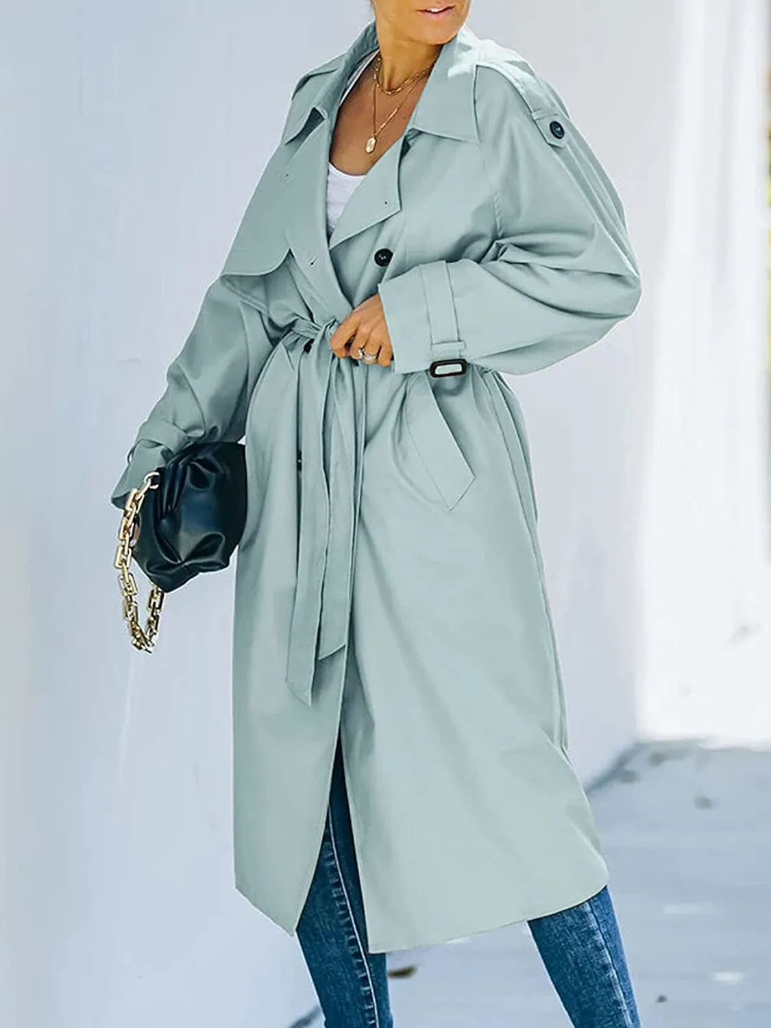 Oversized trenchcoat voor dames met dubbele knopenrij, strikceintuur en schouderstukken