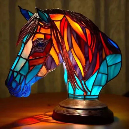 Paardenlamp in glas-in-loodlook: paardenhoofd met rode en oranje manen en turquoise hals op ronde voet