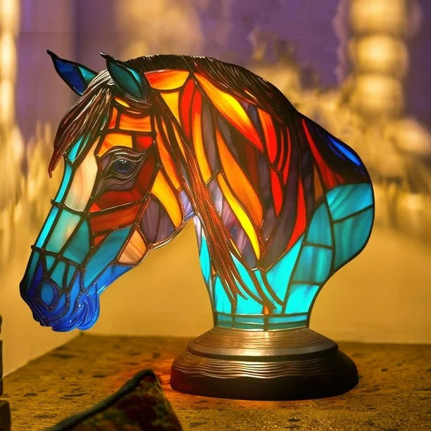 Paardenlamp in glas-in-loodlook: paardenhoofd met rode en oranje manen en turquoise hals op ronde voet