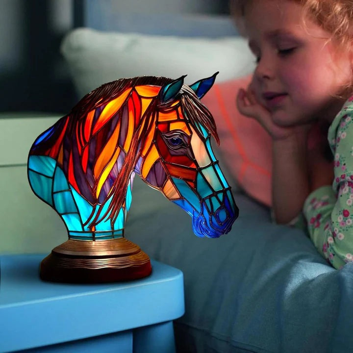 Paardenlamp in glas-in-loodlook: paardenhoofd met rode en oranje manen en turquoise hals op ronde voet