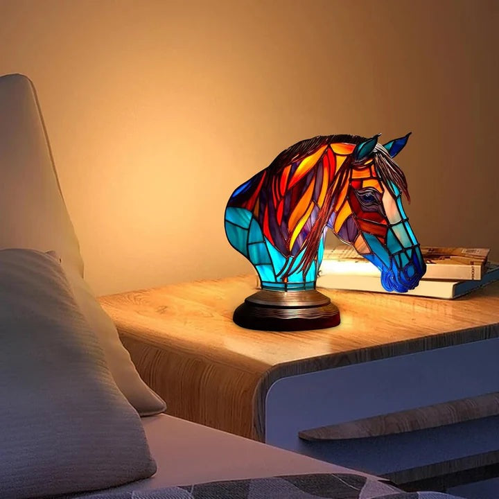 Paardenlamp in glas-in-loodlook: paardenhoofd met rode en oranje manen en turquoise hals op ronde voet