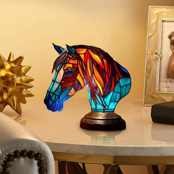 Paardenlamp in glas-in-loodlook: paardenhoofd met rode en oranje manen en turquoise hals op ronde voet