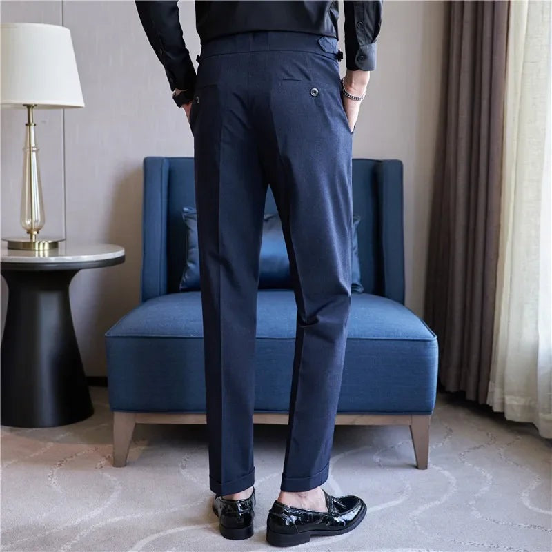 Pantalon voor heren met hoge taille, twee knopen en verstelbare zijtabs met gesp - beeld 4